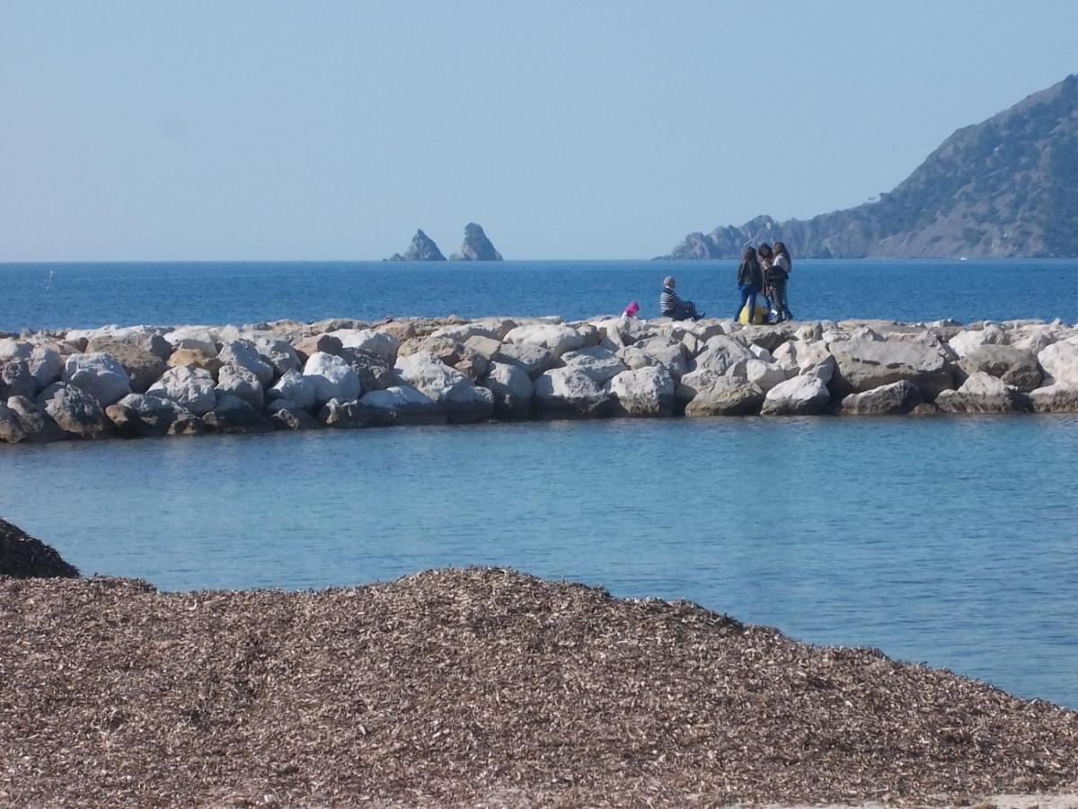 T2 climatisé à 500m de la plage sur la presqu'ile de Saint Mandrier sur Mer Esterno foto